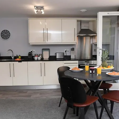 Daire Self Catering - Regent's Court Azure *